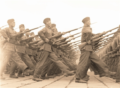 解放军史上最短命军帽:戴正像和尚戴歪像流氓(图)