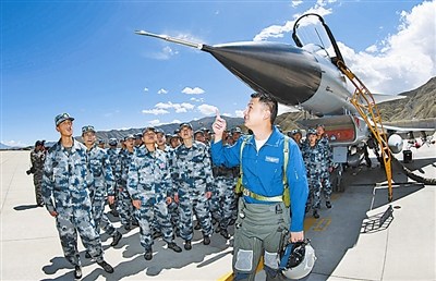 空军夏季征兵首批进藏新兵参观歼-10战机(图)
