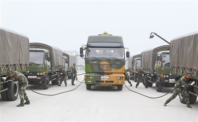 多功能加油车同时为6辆车加油 提升部队出动速度