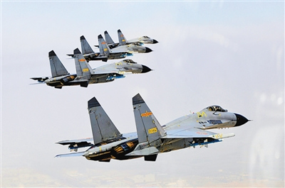 空军航空兵某部对抗演练战机展开自由空战(图)