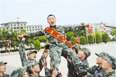 ���Ͼ���ĳװ���ÿ�չѡ�ڻ���սʿ��������