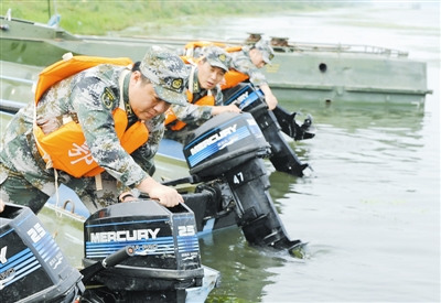 湖北某预备役舟桥团官兵开展操作机挂机训练(图)