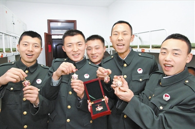 新疆塔城军分区统一为退伍老兵制作纪念章(图)