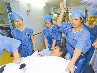 和平方舟医院船抵菲重灾区以来首次接生婴儿(图)