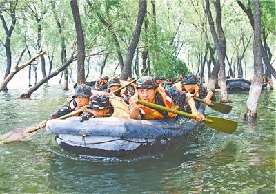 济南军区某特种作战团训练狙击手冻得嘴唇发紫