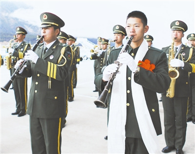 西藏军区某部军乐队退伍老兵参加最后一次演奏