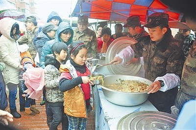 �ൺ������100��������Ա�����͹ܱ�ը��Ⱥ�ڻ�ʳ