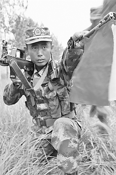 武警某部侦察连冬季组织武装泅渡 战士跳入冰河