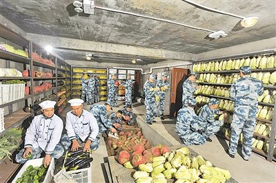 空军后勤部队加强边远艰苦连队冬菜储备建设(图)