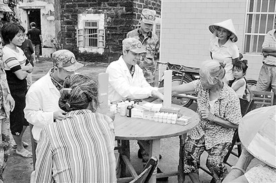 广西军区某海防团医护人员为群众巡诊送药(图)