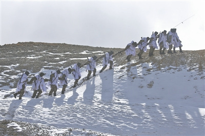 天文点边防连官兵冒-40℃严寒徒步在边境线巡逻