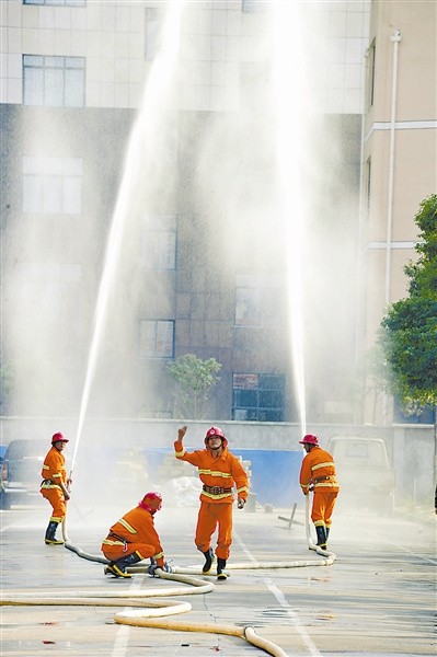 浙江诸暨市43支民兵消防分队开展消防专业比武