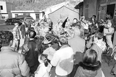 湖北恩施发生地震官兵紧急搜救疏散受灾群众(图)