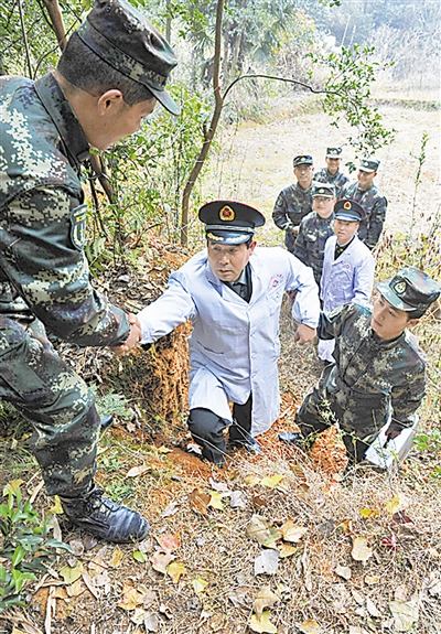 军医扎根深山32年巡诊数万公里只图官兵更健康