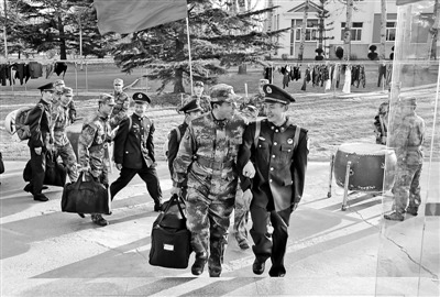 济南军区某机步旅新兵下连老兵们列队相迎(图)