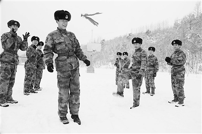 吉林省军区某边防巡逻艇大队战士比赛雪地踢毽子