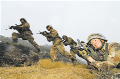 驻藏某旅步兵分队利用严寒天候进行战术演练(图)