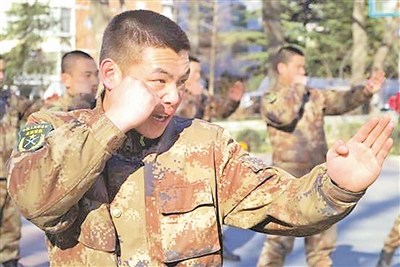 ����������ĳ�Źٱ���ϰ��������ս������ͼ��