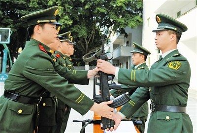 武警福建省总队直属支队在新兵中开展授枪仪式