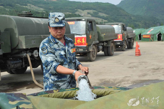 战士三次参加抗震救灾高烧39度坚持在灾区奋战