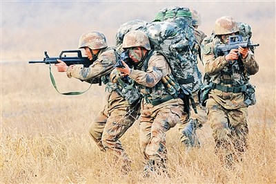 侦察连长双脚“倒挂金钩”持枪向房内目标射击