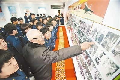 老干部举办红色展览为官兵进行革命传统教育