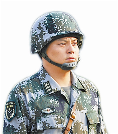 陆航旅飞行员坐上步兵指挥席共同研究战术科目