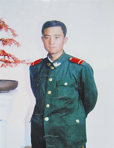 日)下午17时35分,备受网友关注的"嘴瓶英雄",武警部队转业士官杨建军