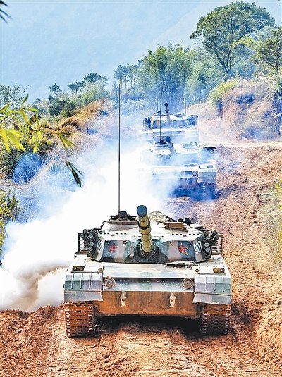 �Ͼ�����ĳ����̹֯�˷ֶӿ�չ����·�μ�ʻѵ��