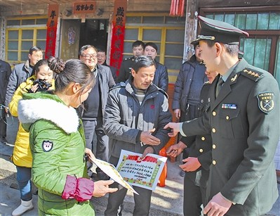第20集团军某旅派专人将喜报送到战士父母手中
