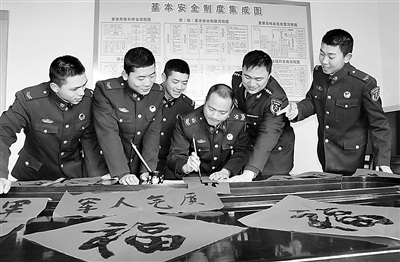 济南军区某旅引导官兵自己动手营造春节氛围