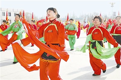 满脸笑容,随着播放器里播出的音乐《好日子》,整齐地走起了秧歌十字步