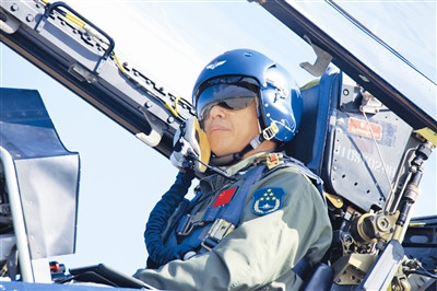 空军航空兵某师练兵先练官 师长第一个驾机升空