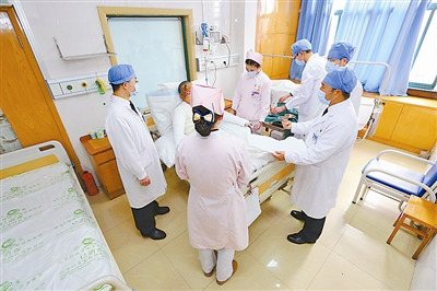 受伤船员忆获救经历:看到祖国军舰知道有救了
