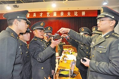 南京军区某旅推数码论坛政委带队制作全息影像