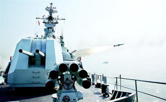 探访海军襄阳舰:高10层楼 被誉"海上多面手"