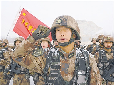 新疆军区某师官兵布设地雷战士两手磨7个泡(图)