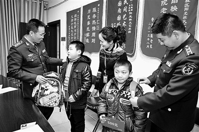 驻疆某汽车部队官兵为受捐助孩子送礼物(图)
