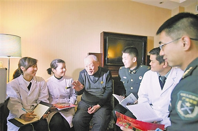 雷锋入党介绍人为医护人员讲雷锋故事(图)