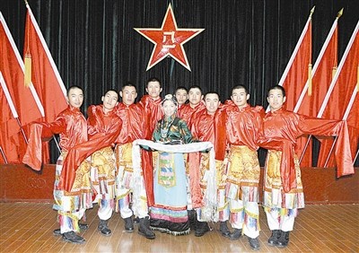 藏族女军官掀起“藏舞风”受到官兵热捧(图)