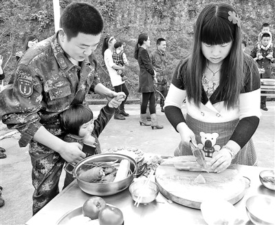 二炮某旅组织别样炊事比武来队军嫂成主角(图)