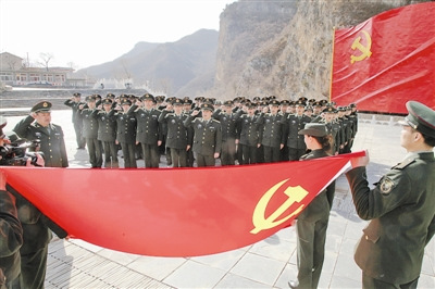 总后某通信团组织百余名党员重温入党誓词(图)