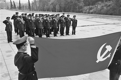 江西宜春军分区组织官兵职工向革命烈士祭奠(图)