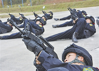 武警8743部队组织反恐处突演训 官兵穿越火障