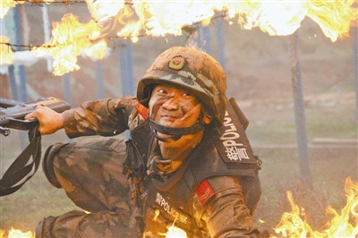 武警8743部队组织反恐处突演训 官兵穿越火障