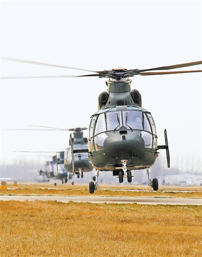 济南军区某陆航团组织直升机进行编队飞行训练
