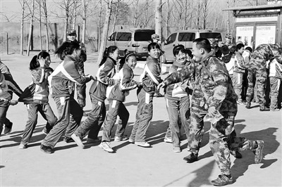 ������У�⸨��Ա��ѧ����һ��չУ����ͼ��