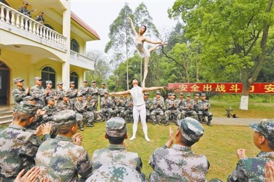 新闻中心 军事新闻  连日来,广州军区战士文工团"一团火"文艺小分队上