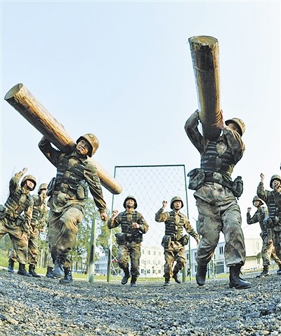 第13集团军某师防化营官兵进行扛圆木比赛(图)