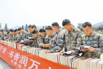 南京军区某团与驻地书店联办图书进军营活动(图)